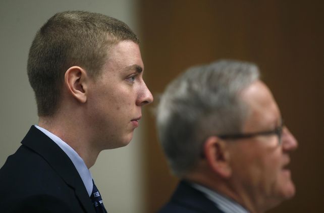 Inconcebible. Brock Turner (derecha)