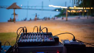 Después, al caer el sol, a partir de las 20, la música tomará el protagonismo total con el inicio de la Fiesta Retro. Un viaje en el tiempo a través de los hits que marcaron una época, mezclados en vivo por reconocidos DJ.&nbsp;