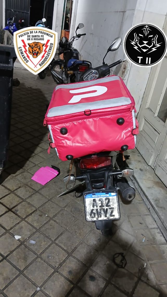 La moto que utilizaba el delincuente con la caja de Pedidos Ya.