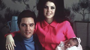 Elvis, su esposa Priscilla y Lisa Marie cuando era bebé.