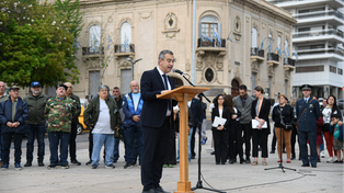 El&nbsp; intendente Pablo Javkin pronuncia su discurso frente al Monumento a la Bandera en el Día de la Virgen de Rosario.