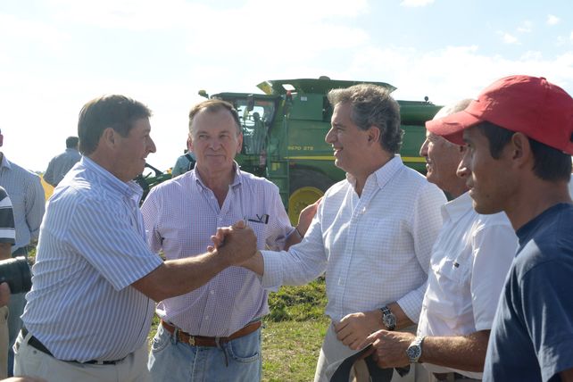 El Ministro mantuvo un diálogo con más de 50 productores e integrantes de la fundación en San Salvador.