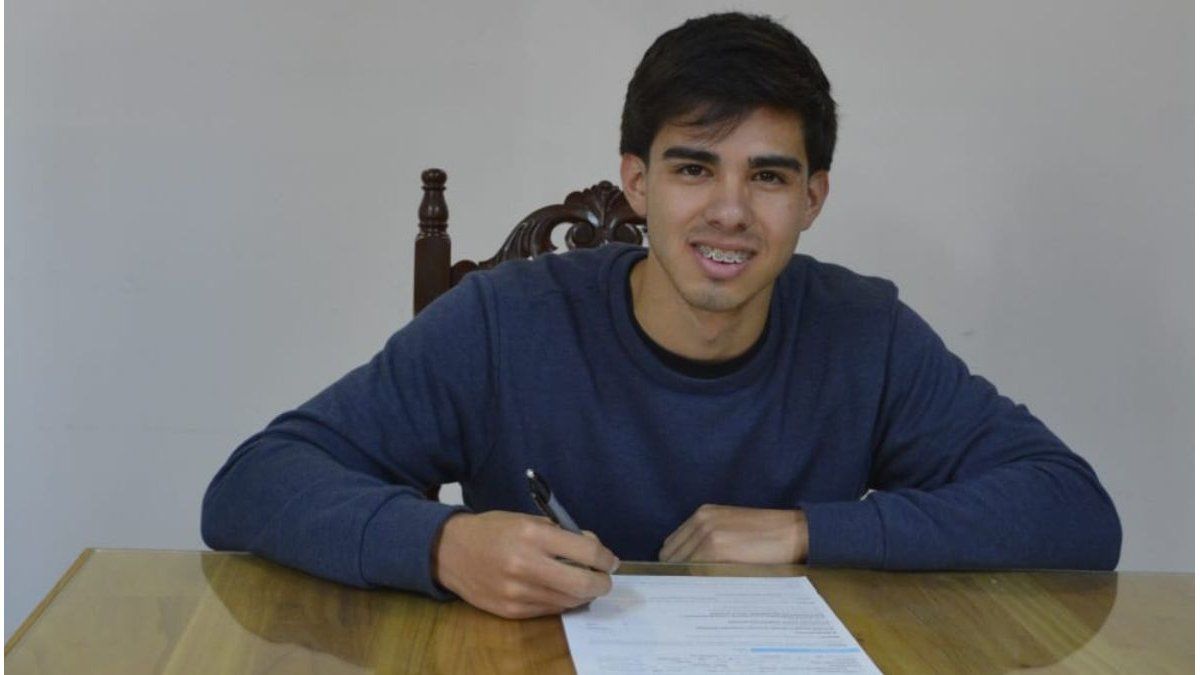 Alejandro Leiva firmó su primer contrato con Patronato