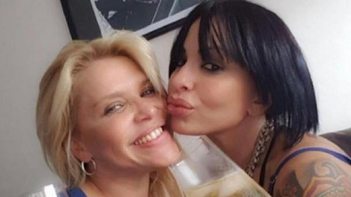 El beso caliente de Nazarena Vélez y Daniela Cardone