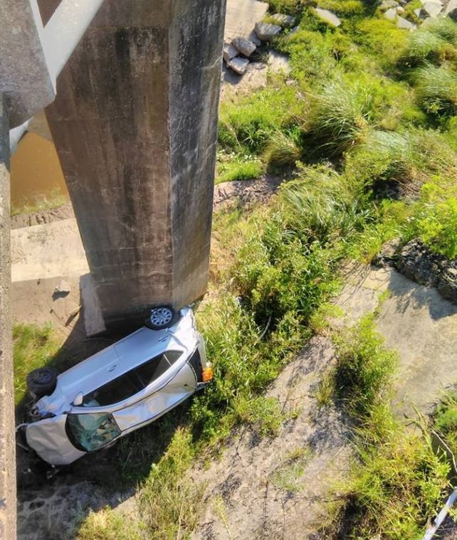 Un auto cayó al vacío en el puente blanco de la ruta provincial 131