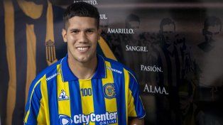 Sebastián Zaracho posó con la camiseta de Central luego de estampar la firma en el contrato.