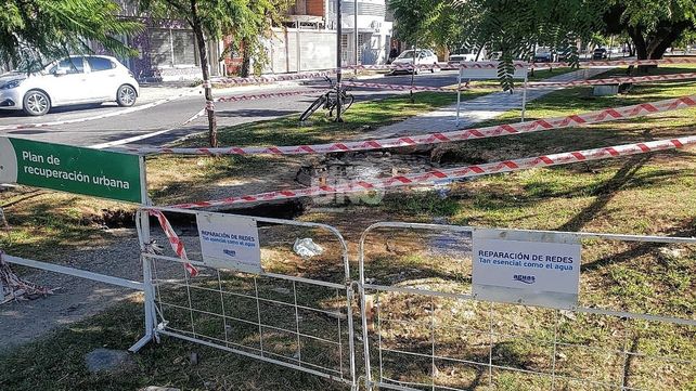 Se agravó el socavón de Urquiza y Bulevar y tuvieron que vallar la zona