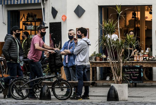 Jóvenes reunidos frente a un bar céntrico de la ciudad de Buenos Aires.