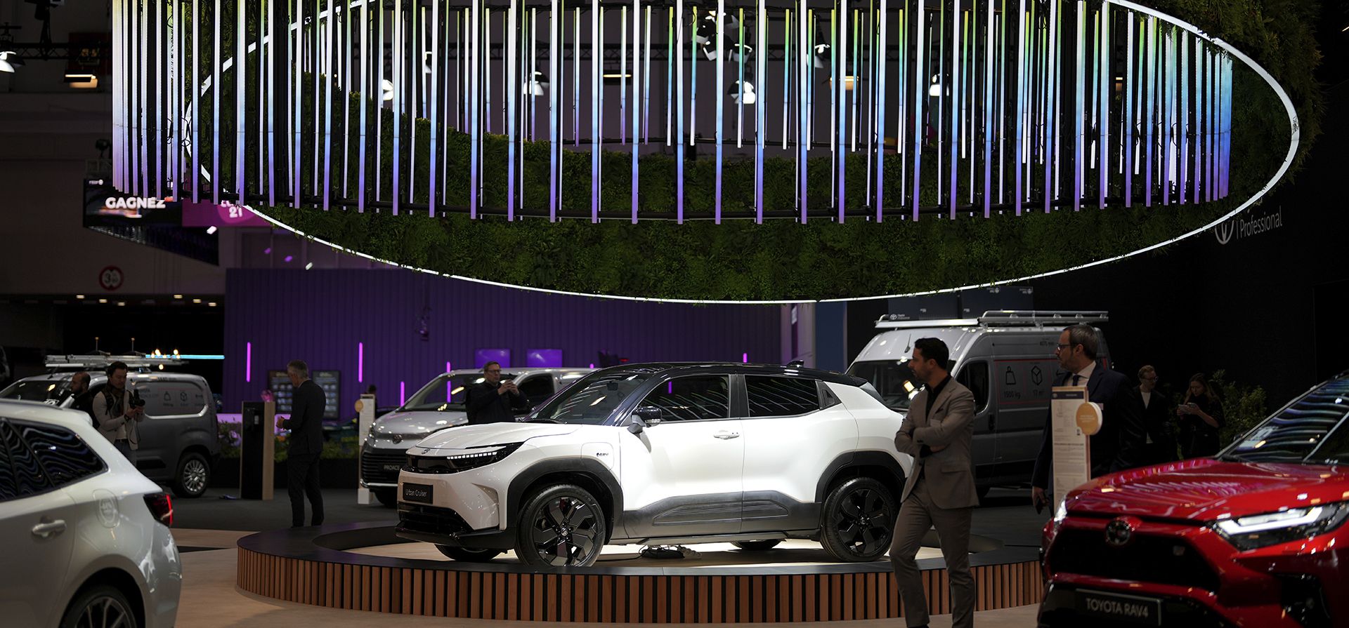 Un hombre pasea por el salón del automóvil de Bruselas, donde se exhibe el SUV totalmente eléctrico Urban Cruiser de Toyota, el viernes 10 de enero de 2025. (Foto AP/Virginia Mayo) Un hombre pasea por el salón del automóvil de Bruselas, donde se exhibe el SUV totalmente eléctrico Urban Cruiser de Toyota, el viernes 10 de enero de 2025. (Foto AP/Virginia Mayo)