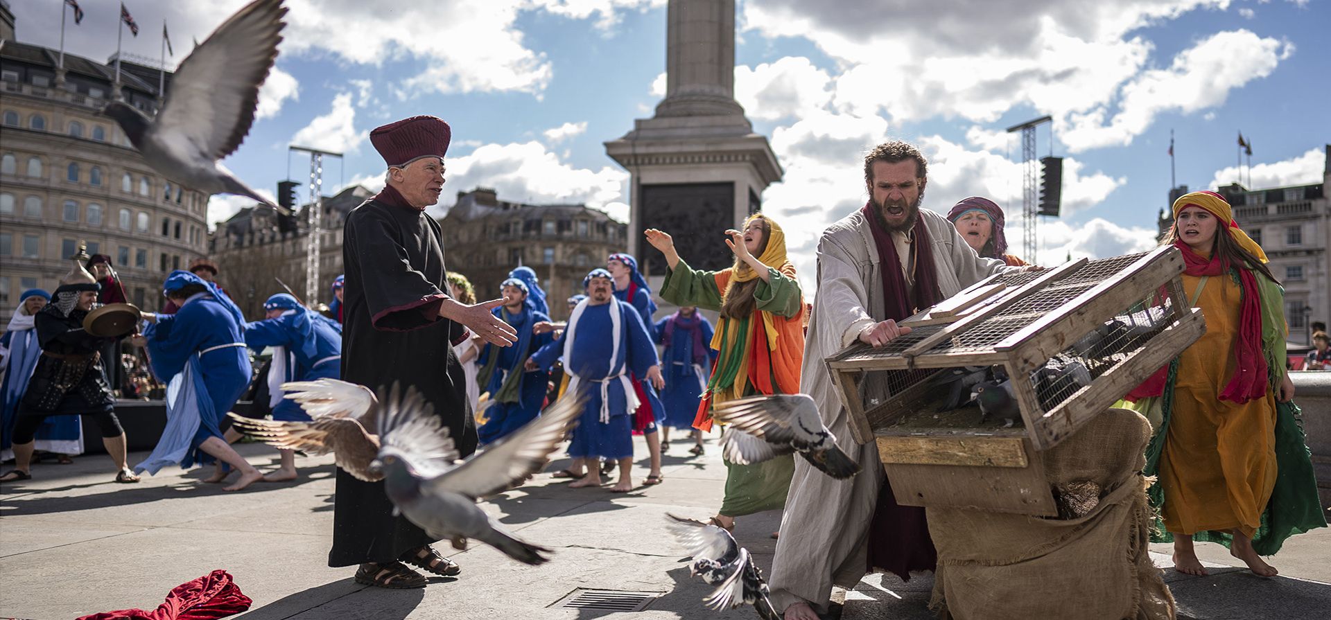 La Pasión de Jesús se representa ante multitudes en Trafalgar Square, Londres, el viernes 7 de abril de 2023 el Viernes Santo por actores de Wintershall Players. (Aaron Chown/PA vía AP)
