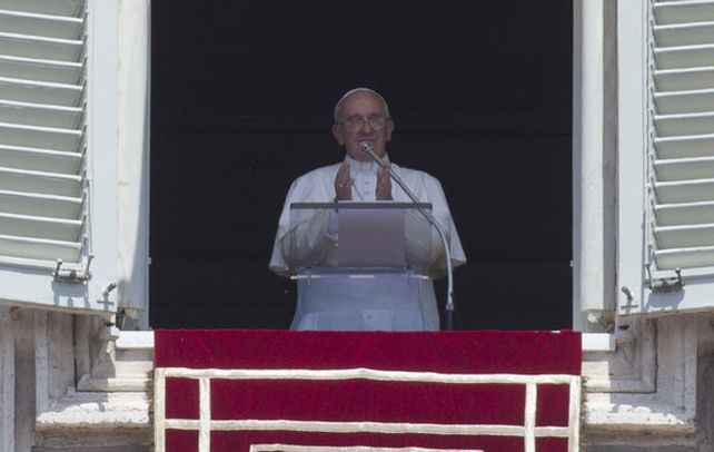 El Santo Padre. Francisco rezó ayer el Angelus en la plaza de San Pedro.
