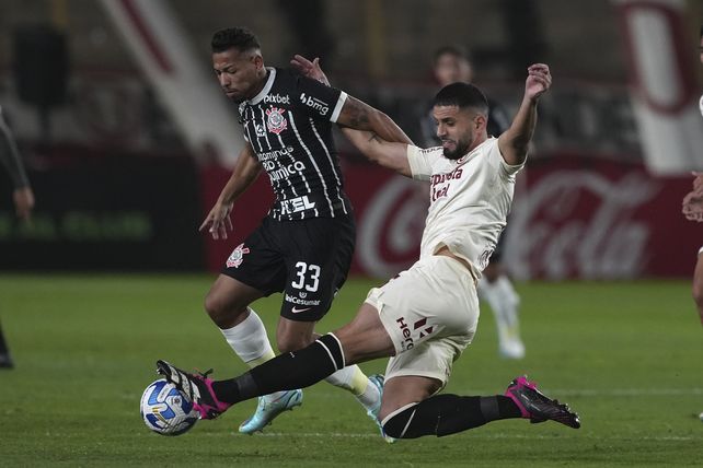 El jugador de Corinthians Ruan Oliveira intenta progresar con la pelota. &nbsp;