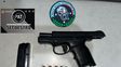 Dos adolescentes y un joven fueron detenidos en barrio Tablada por tener un arma de fuego