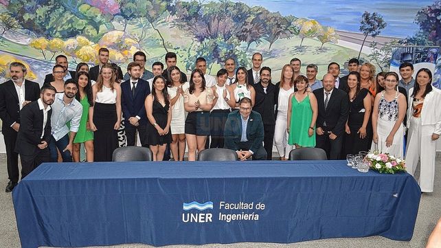 Reconocimientos. También recibieron su diploma los profesionales que cursaron la Tecnicatura Universitaria en Medicina Nuclear; Licenciatura en Bioinformática; Especialización en Ingeniería Clínica; Especialización en Sistemas Embebidos; Maestría en Ingeniería Biomédica y Doctorado en Ingeniería.&nbsp;