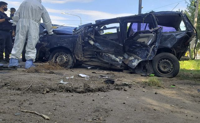 Hierros retorcidos. El Volkswagen Gol Country en el que se desplazaban las cuatro víctimas quedó destrozado por el impacton en las afueras de San Rafael