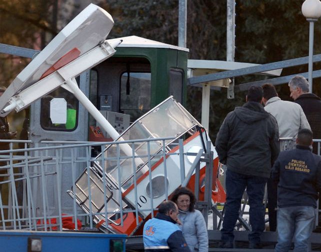La imagen de la tragedia. La góndola en la que se divertían dos hermanas de 12 y 14 años cayó el 10 de agosto desde unos 20 metros y les causó la muerte.