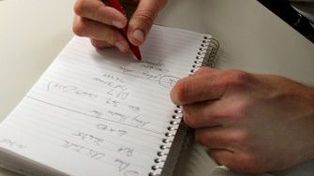 Relegada por el teclado y el celular, la escritura a mano está en peligro de extinción