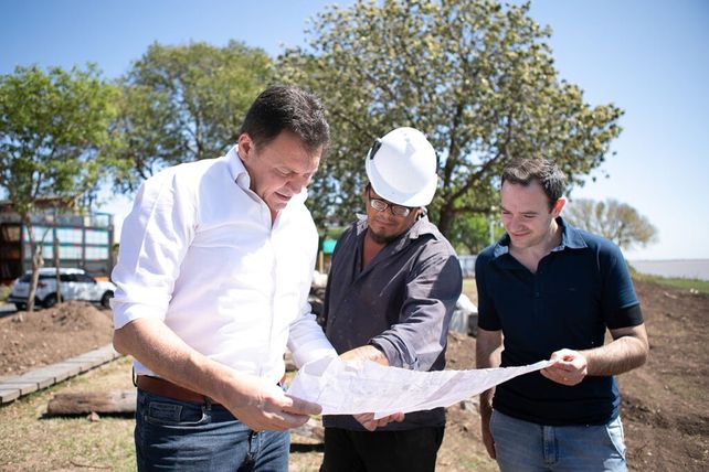 El intendente Leonardo Raimundo observa los planos.