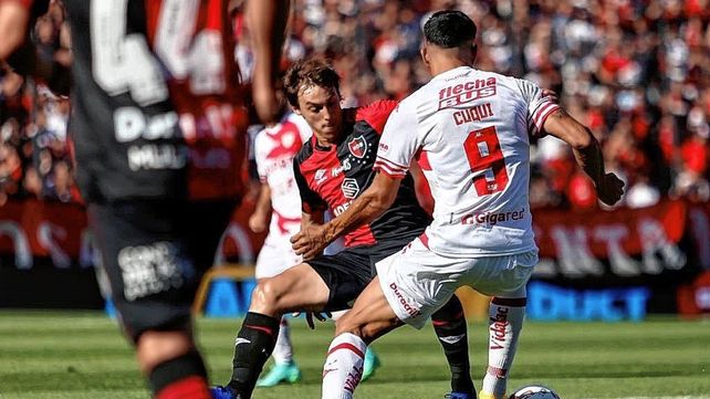Unión pasó de rematar 27 veces en el partido ante Central con tres goles a patear 13 veces contra Newells