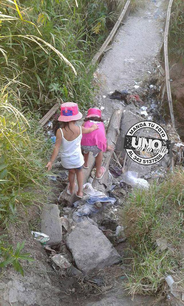 El peligro de cruzar por el puente del barrio La Milagrosa