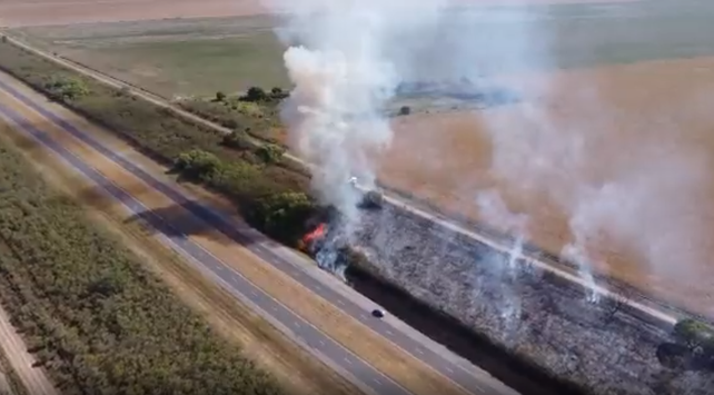La autopista Rosario-Santa Fe está cortada por la presencia de un incendio voraz