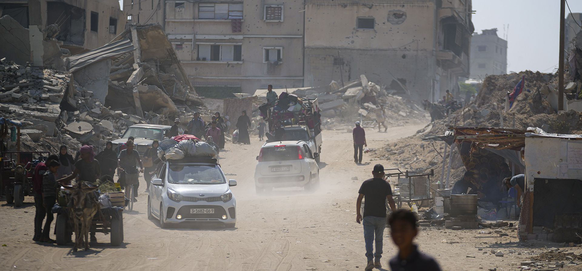 Palestinos desplazados por la ofensiva aérea y terrestre israelí en la Franja de Gaza huyen de partes de Khan Younis tras una orden de evacuación del ejército israelí para abandonar la parte oriental de la segunda ciudad más grande de la Franja de Gaza, el lunes 22 de julio de 2024. (Foto AP/ Abdel Kareem Hana) Palestinos desplazados por la ofensiva aérea y terrestre israelí en la Franja de Gaza huyen de partes de Khan Younis tras una orden de evacuación del ejército israelí para abandonar la parte oriental de la segunda ciudad más grande de la Franja de Gaza, el lunes 22 de julio de 2024. (Foto AP/ Abdel Kareem Hana)