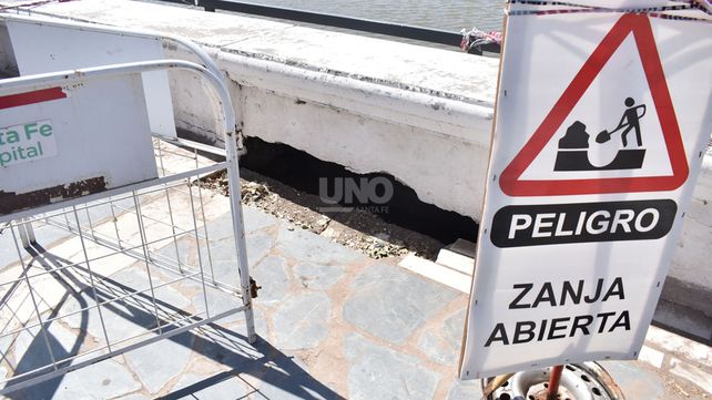 Peligro Zanja abierta advierte un cartel sobre un socavón en la Costanera Oeste