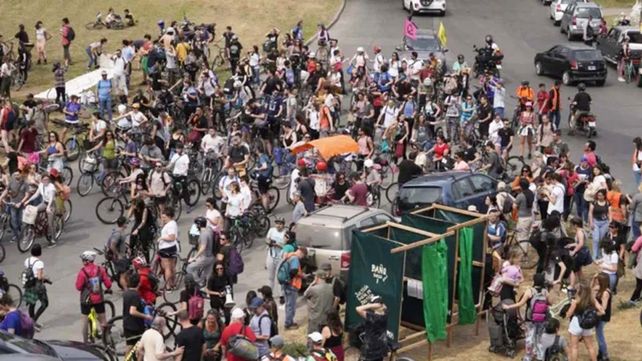 Puente Victoria - Rosario; marchan por los humedales