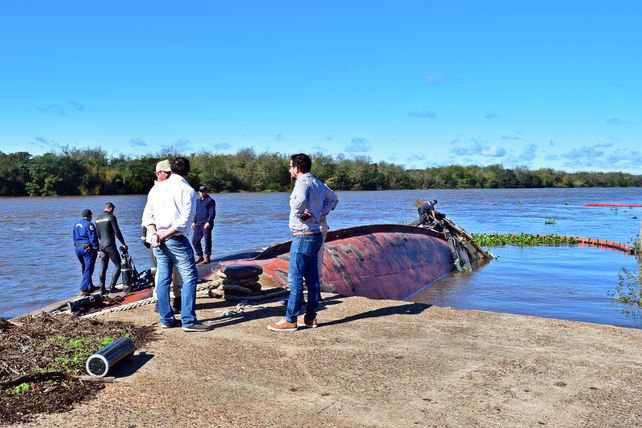 Autoridades de la provincia monitorearon a la embarcación hundida.