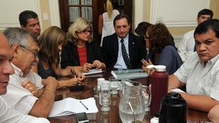 Docentes piden actualizar los sueldos en reunión paritaria