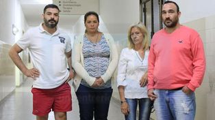 Tensa espera. Los familiares del Policía López hacen guardia en el San Martín. Foto: Juan Pereira.