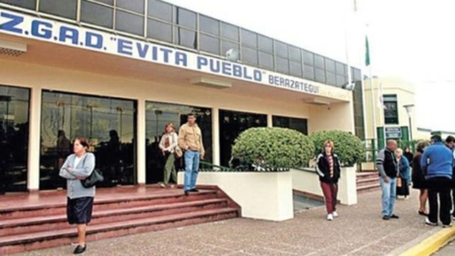 Indefensa. La médica cargaba historias clínicas en una computadora cuando fue atacada por un hombre en el Hospital Evita Pueblo