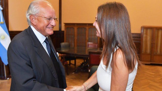 Sandra Pettovello cerca del cuestionado médico Abel Albino