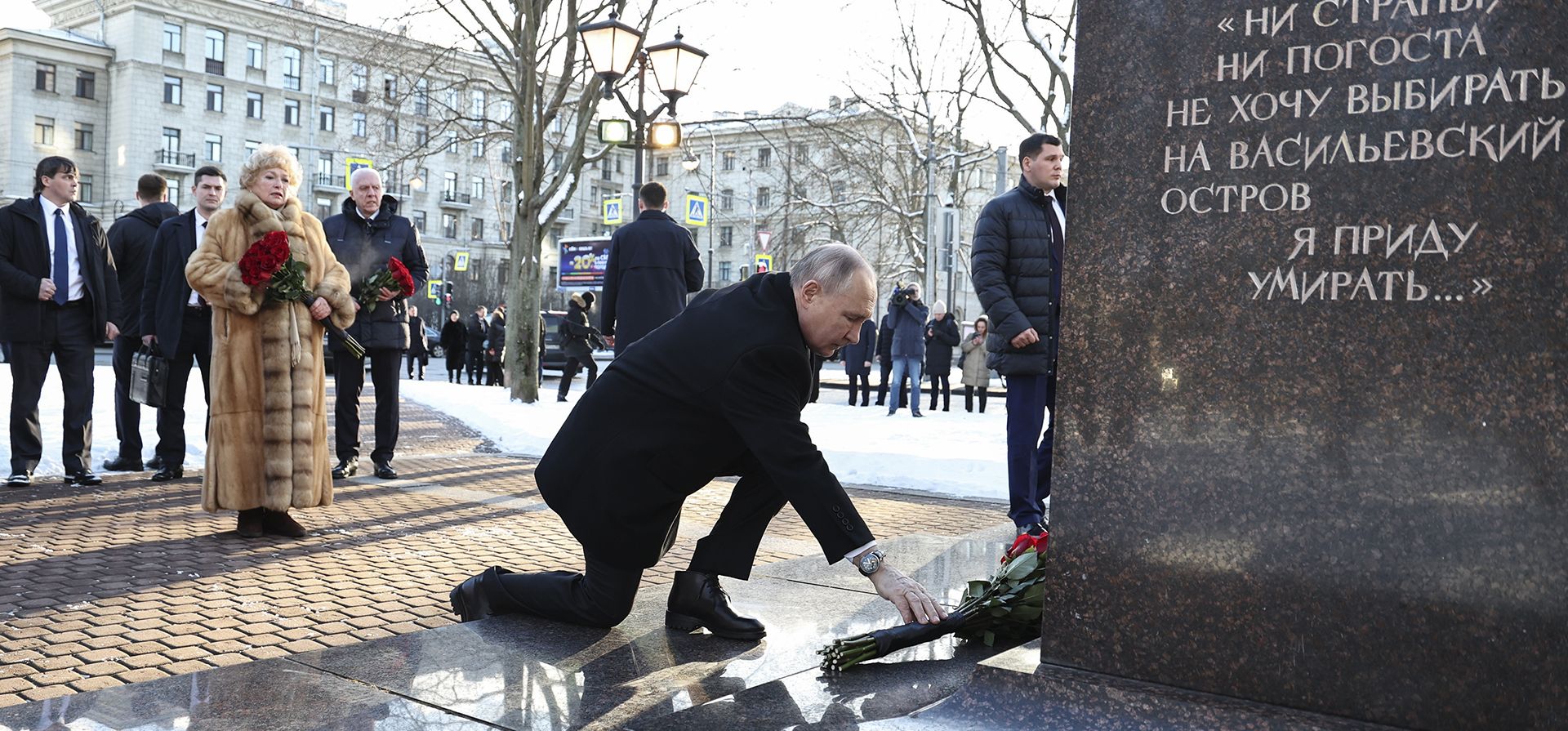 El presidente ruso, Vladimir Putin, deposita flores en el monumento al primer alcalde de San Petersburgo, Anatoly Sobchak, en el 25º aniversario de su muerte, en San Petersburgo, Rusia, el miércoles 19 de febrero de 2025. (Kremlin Pool Photo via AP) El presidente ruso, Vladimir Putin, deposita flores en el monumento al primer alcalde de San Petersburgo, Anatoly Sobchak, en el 25º aniversario de su muerte, en San Petersburgo, Rusia, el miércoles 19 de febrero de 2025. (Kremlin Pool Photo via AP)