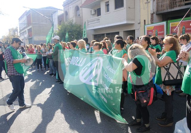 Con un abrazo simbólico a la Casa de la Joven, respaldan a los detenidos por un caso de trata