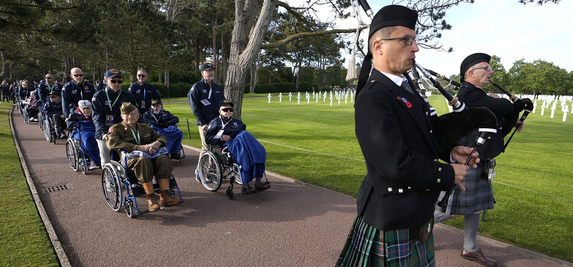 Los veteranos de la Segunda Guerra Mundial y el Día D son guiados por dos gaiteros mientras se preparan para visitar tumbas en el Cementerio Americano de Normandía en Colleville-sur-Mer, el martes 4 de junio de 2024. (Foto AP/Virginia Mayo Los veteranos de la Segunda Guerra Mundial y el Día D son guiados por dos gaiteros mientras se preparan para visitar tumbas en el Cementerio Americano de Normandía en Colleville-sur-Mer, el martes 4 de junio de 2024. (Foto AP/Virginia Mayo