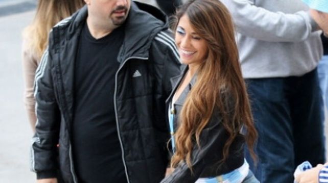Antonella Roccuzzo pasea su sexy figura por un shopping santafesino