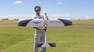 Reconvierte aviones de aeromodelismo en drones y los usa en los campos
