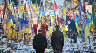 El presidente ucraniano, Volodymyr Zelenskyy (izquierda), y el secretario general de la OTAN, Mark Rutte, asisten a una ceremonia conmemorativa en el monumento a los soldados ucranianos caídos en la Plaza de la Independencia en Kiev, Ucrania, el martes 3 de febrero de 2026. (Prensa Presidencial de Ucrania vía AP)
