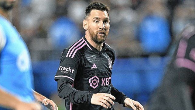 Lionel Messi y Germán Cano son los dos únicos futbolistas que integran el equipo ideal que no juegan en Europa.