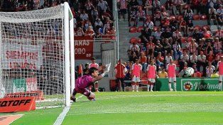 Otra vez una atajada de Tagliamonte, entre las mejores de octubre en el Clausura