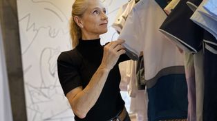Dejó la odontología y se puso diseñar ropa con onda para trabajadores de la salud