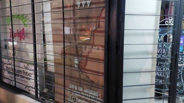 Unos de los comercios vandalizados