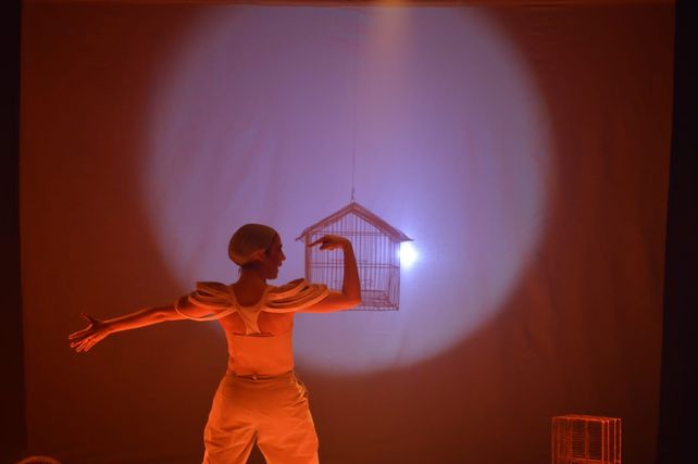 Una puesta original. Paula Luraschi es la autora y protagonista de la obra.&nbsp;