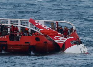 Equipos de rescate de Indonesia recuperan la cola del avión de Air Asia