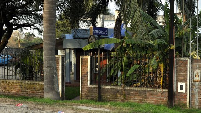 Sorprendidos en la habitación por dos ladrones armados, con cascos y tapabocas