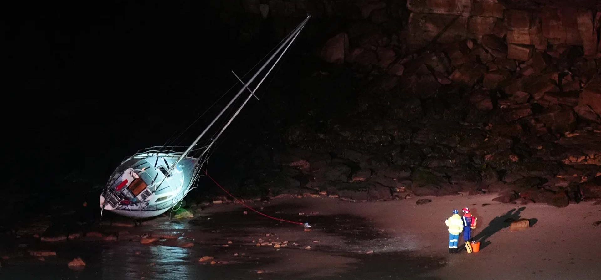 Servicios de emergencia en el lugar después de que un velero encallara en King Edward's Bay en Tynemouth. Un marinero solitario fue rescatado de la embarcación dijo a los rescatistas que había estado en el mar varado durante 45 días, Tynemouth, Reino Unido. Fotografía: Owen Humphreys / PA Servicios de emergencia en el lugar después de que un velero encallara en King Edward's Bay en Tynemouth. Un marinero solitario fue rescatado de la embarcación dijo a los rescatistas que había estado en el mar varado durante 45 días, Tynemouth, Reino Unido. Fotografía: Owen Humphreys / PA