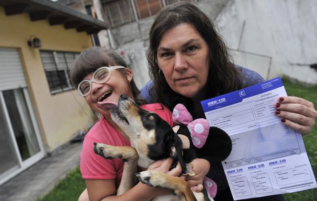 larga pelea. Cristina Milito lucha desde hace ocho meses para que la prepaga vuelva a cubrir los tratamientos de su hija de 8 años con síndrome de Down. (Virginia Benedetto / La Capital)