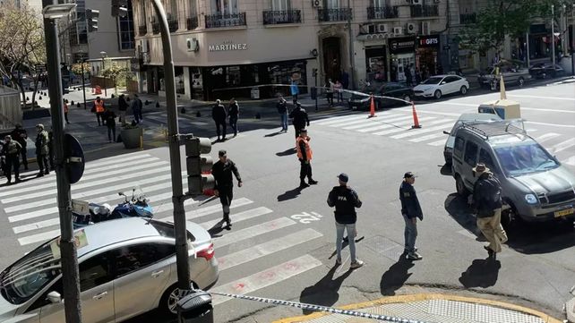 Imagen del operativo de seguridad desplegado por la Policía frente a la Embajada de Israel en Buenos Aires.