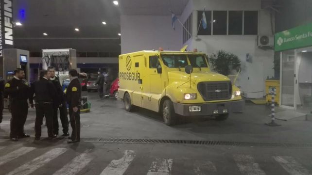 El camión en la estación de servicios de Mendoza y Felipe Moré.
